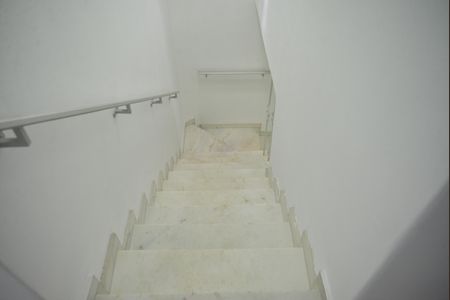 Casa à venda com 168m², 3 quartos e 2 vagasEscada