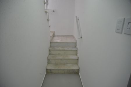 Casa à venda com 168m², 3 quartos e 2 vagasEscada