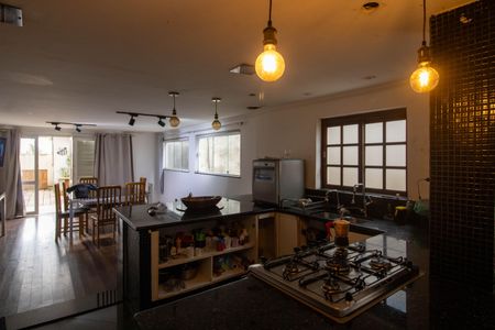 Casa à venda com 290m², 4 quartos e 3 vagas Casa à venda com 290m², 4 quartos e 3 vagasCozinha