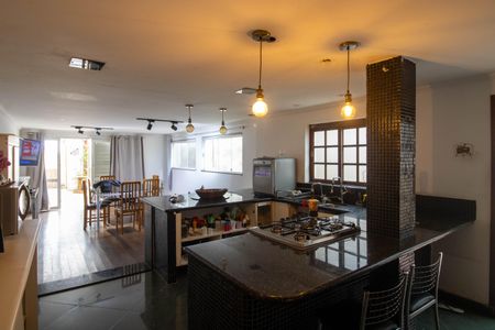 Casa à venda com 290m², 4 quartos e 3 vagas Casa à venda com 290m², 4 quartos e 3 vagasCozinha