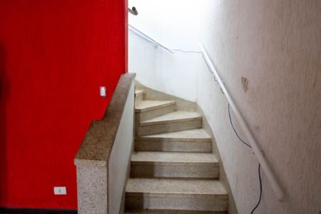 Casa à venda com 290m², 4 quartos e 3 vagas Casa à venda com 290m², 4 quartos e 3 vagasEscada de acesso ao piso superior