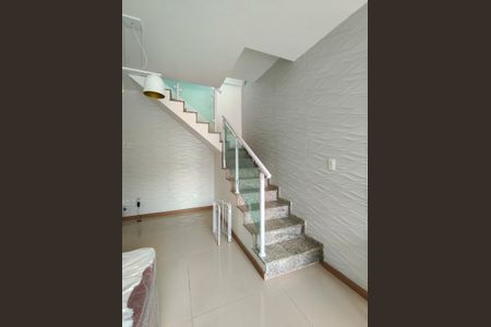 Casa à venda com 400m², 3 quartos e 6 vagas Casa à venda com 400m², 3 quartos e 6 vagasEscada