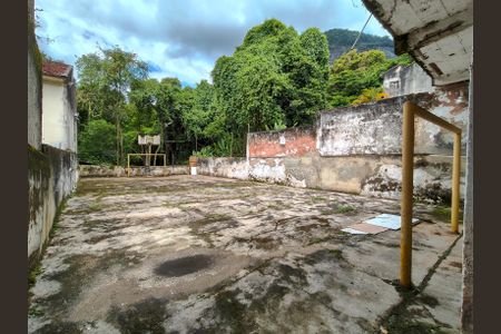 Casa à venda com 400m², 3 quartos e 6 vagas Casa à venda com 400m², 3 quartos e 6 vagasQuadra Esportiva