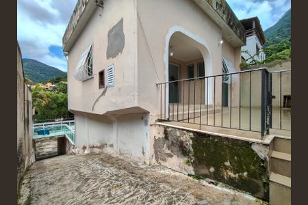 Casa à venda com 400m², 3 quartos e 6 vagas Casa à venda com 400m², 3 quartos e 6 vagasFachada