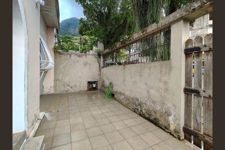 Casa à venda com 400m², 3 quartos e 6 vagas Casa à venda com 400m², 3 quartos e 6 vagasQuintal