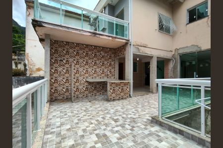 Casa à venda com 400m², 3 quartos e 6 vagas Casa à venda com 400m², 3 quartos e 6 vagasQuintal