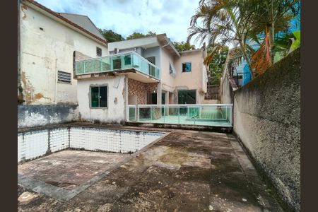 Casa à venda com 400m², 3 quartos e 6 vagas Casa à venda com 400m², 3 quartos e 6 vagasPiscina