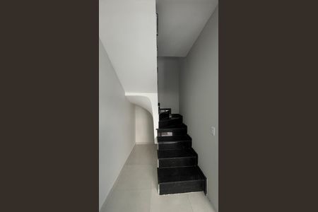 Casa à venda com 75m², 2 quartos e 2 vagasSala - Cozinha - Escada