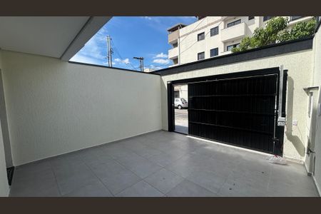 Casa à venda com 75m², 2 quartos e 2 vagasGaragem - Quintal