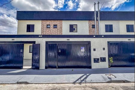 Casa à venda com 75m², 2 quartos e 2 vagasFachada