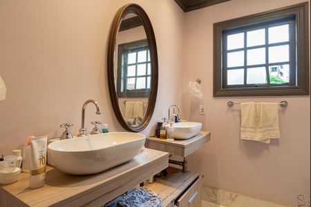 Casa à venda com 230m², 4 quartos e 2 vagasBanheiro da Suíte