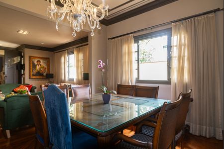 Casa à venda com 230m², 4 quartos e 2 vagasSala