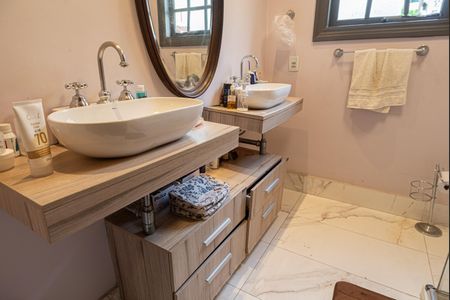 Casa à venda com 230m², 4 quartos e 2 vagasBanheiro da Suíte