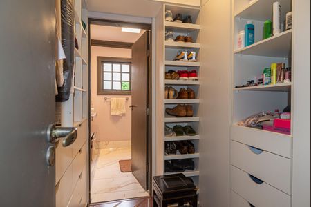 Casa à venda com 230m², 4 quartos e 2 vagasSuíte