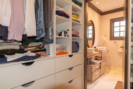 Casa à venda com 230m², 4 quartos e 2 vagasCloset da Suíte