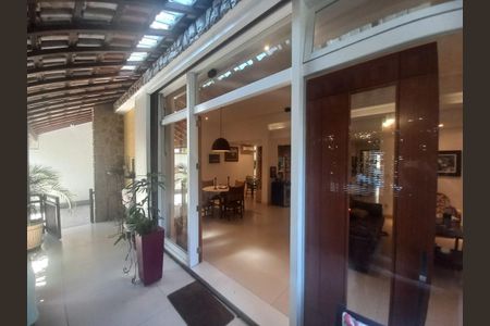 Casa à venda com 288m², 3 quartos e 3 vagasFoto 01