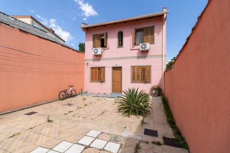 Casa à venda com 234m², 4 quartos e sem vaga Casa à venda com 234m², 4 quartos e sem vagaFachada