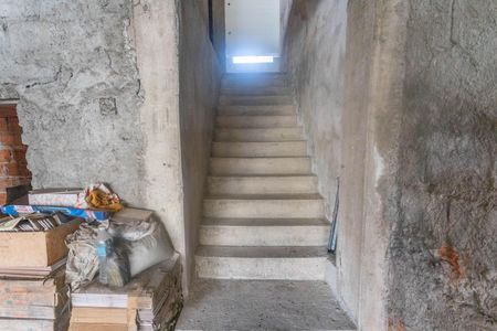 Casa à venda com 186m², 3 quartos e 2 vagasEscada entrada 