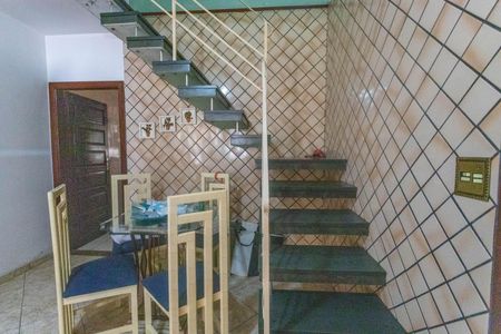 Casa à venda com 186m², 3 quartos e 2 vagasEscada 