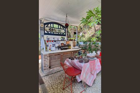 Casa à venda com 220m², 3 quartos e 2 vagasQuintal