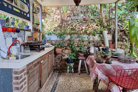 Casa à venda com 220m², 3 quartos e 2 vagasQuintal