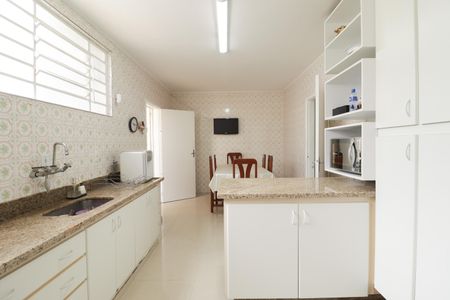 Casa à venda com 350m², 4 quartos e 5 vagasCozinha 