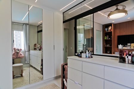 Closet da suíte de apartamento à venda com 2 quartos, 79m² em Santa Teresinha, São Paulo