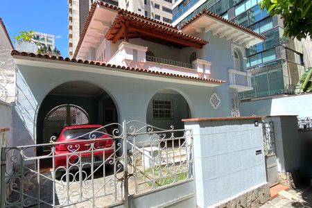 Casa à venda com 600m², 6 quartos e 2 vagasFachada