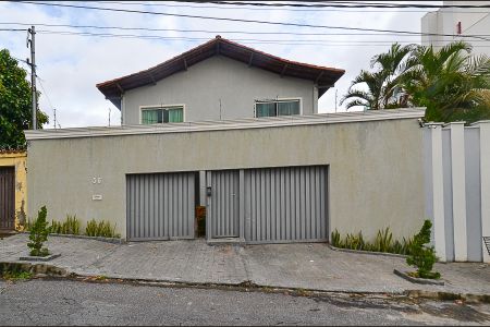Casa à venda com 420m², 8 quartos e 5 vagas Casa à venda com 420m², 8 quartos e 5 vagasFachada