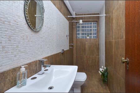 Casa à venda com 420m², 8 quartos e 5 vagas Casa à venda com 420m², 8 quartos e 5 vagasBanheiro