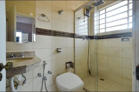 Casa à venda com 420m², 8 quartos e 5 vagas Casa à venda com 420m², 8 quartos e 5 vagasBanheiro Suíte 2