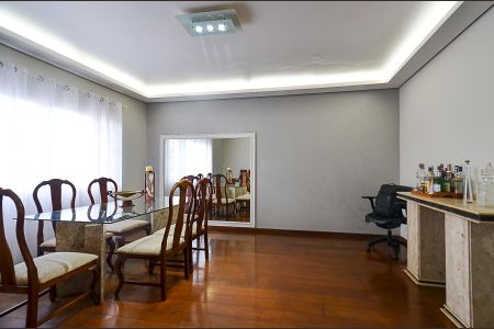 Casa à venda com 420m², 8 quartos e 5 vagas Casa à venda com 420m², 8 quartos e 5 vagasSala de Jantar