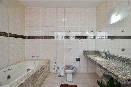 Casa à venda com 420m², 8 quartos e 5 vagas Casa à venda com 420m², 8 quartos e 5 vagasBanheiro Suíte 1