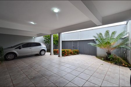 Casa à venda com 420m², 8 quartos e 5 vagas Casa à venda com 420m², 8 quartos e 5 vagasGaragem