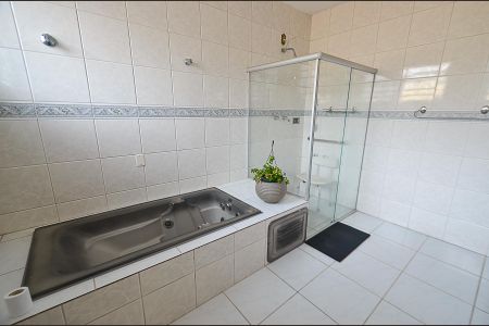 Casa à venda com 420m², 8 quartos e 5 vagas Casa à venda com 420m², 8 quartos e 5 vagasBanheiro Suíte 3