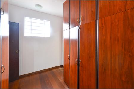 Casa à venda com 420m², 8 quartos e 5 vagas Casa à venda com 420m², 8 quartos e 5 vagasCloset Suíte 1