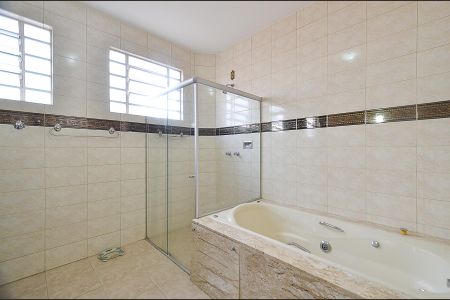 Casa à venda com 420m², 8 quartos e 5 vagas Casa à venda com 420m², 8 quartos e 5 vagasBanheiro Suíte 1