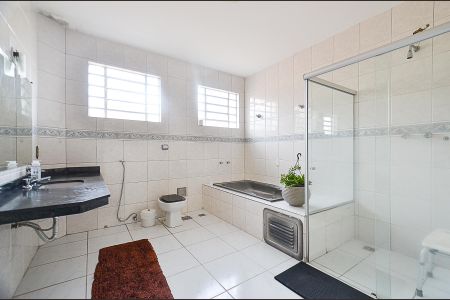 Casa à venda com 420m², 8 quartos e 5 vagas Casa à venda com 420m², 8 quartos e 5 vagasBanheiro Suíte 3