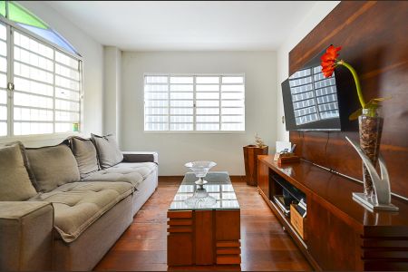 Casa à venda com 420m², 8 quartos e 5 vagas Casa à venda com 420m², 8 quartos e 5 vagasSala de TV