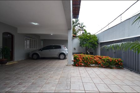 Casa à venda com 420m², 8 quartos e 5 vagas Casa à venda com 420m², 8 quartos e 5 vagasGaragem