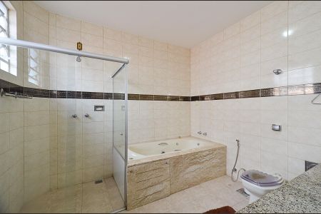 Casa à venda com 420m², 8 quartos e 5 vagas Casa à venda com 420m², 8 quartos e 5 vagasBanheiro Suíte 1