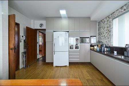 Casa à venda com 420m², 8 quartos e 5 vagas Casa à venda com 420m², 8 quartos e 5 vagasCozinha