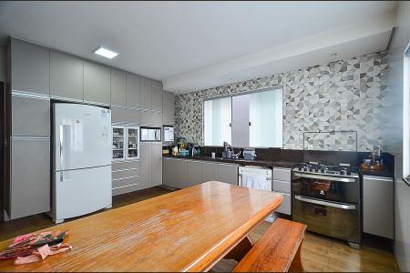 Casa à venda com 420m², 8 quartos e 5 vagas Casa à venda com 420m², 8 quartos e 5 vagasCozinha