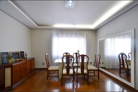 Casa à venda com 420m², 8 quartos e 5 vagas Casa à venda com 420m², 8 quartos e 5 vagasSala de Jantar