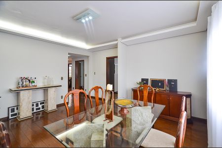 Casa à venda com 420m², 8 quartos e 5 vagas Casa à venda com 420m², 8 quartos e 5 vagasSala de Jantar