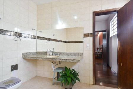 Casa à venda com 420m², 8 quartos e 5 vagas Casa à venda com 420m², 8 quartos e 5 vagasBanheiro Suíte 1