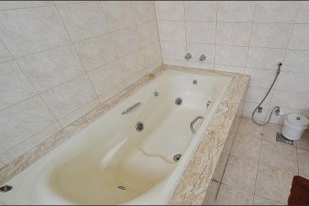 Casa à venda com 420m², 8 quartos e 5 vagas Casa à venda com 420m², 8 quartos e 5 vagasBanheiro Suíte 1