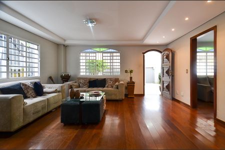 Casa à venda com 420m², 8 quartos e 5 vagas Casa à venda com 420m², 8 quartos e 5 vagasSala de Estar