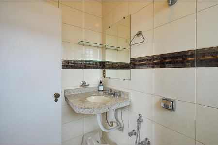 Casa à venda com 420m², 8 quartos e 5 vagas Casa à venda com 420m², 8 quartos e 5 vagasBanheiro Suíte 2