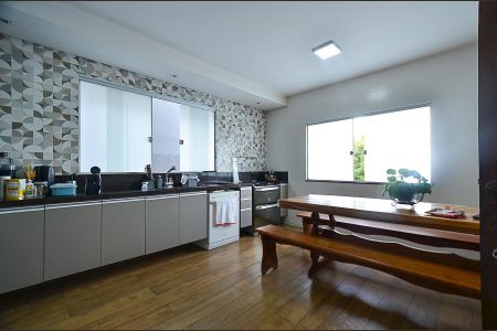 Casa à venda com 420m², 8 quartos e 5 vagas Casa à venda com 420m², 8 quartos e 5 vagasCozinha